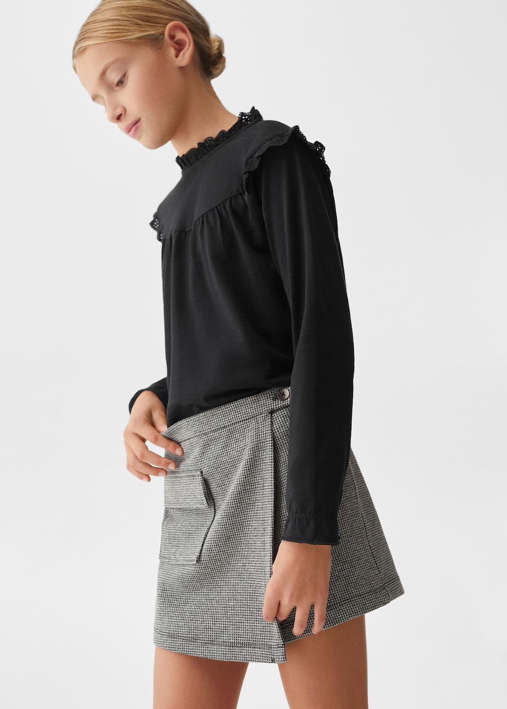 Long -sleeved t-shirt with ruffles - Details of the article 4