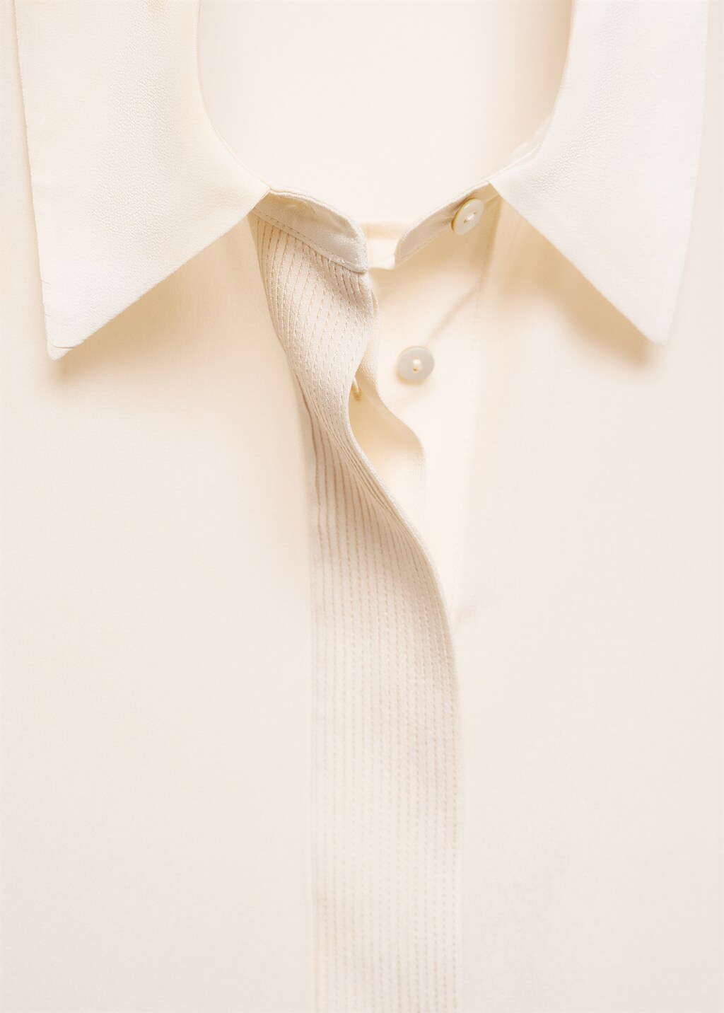 Silk shirt with linear seams - Details of the article 8