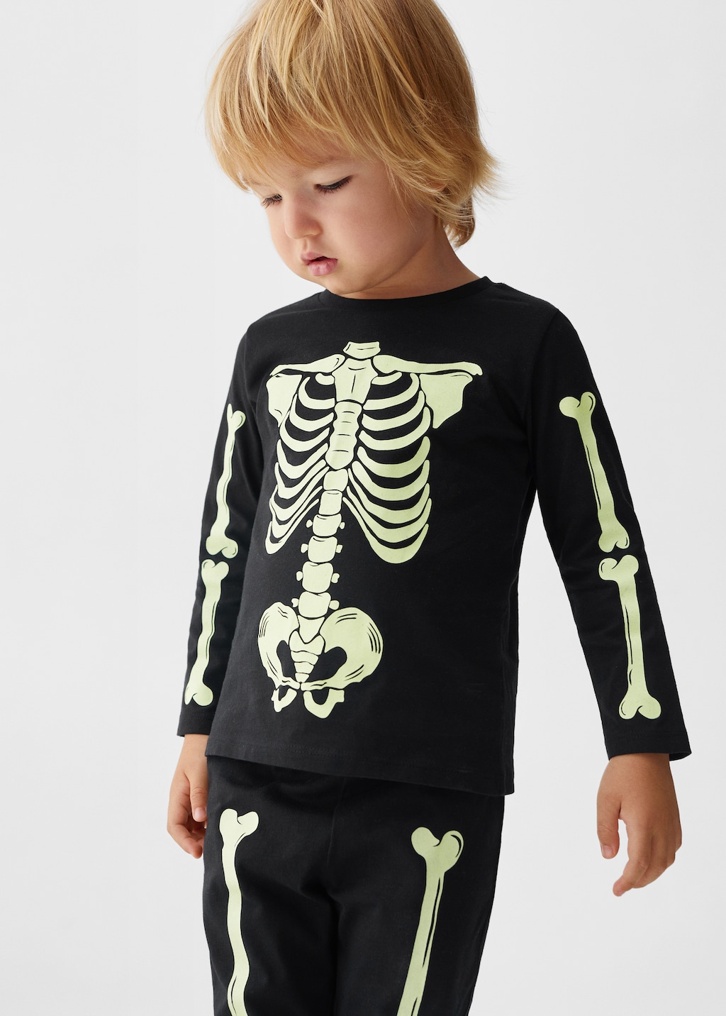 Glow in the dark skeleton pajama - Medium plane