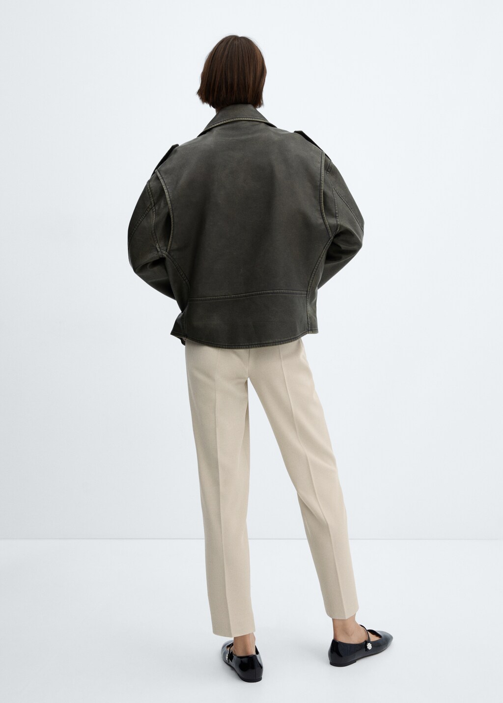 Straight-fit pleated pants - Reverse of the article