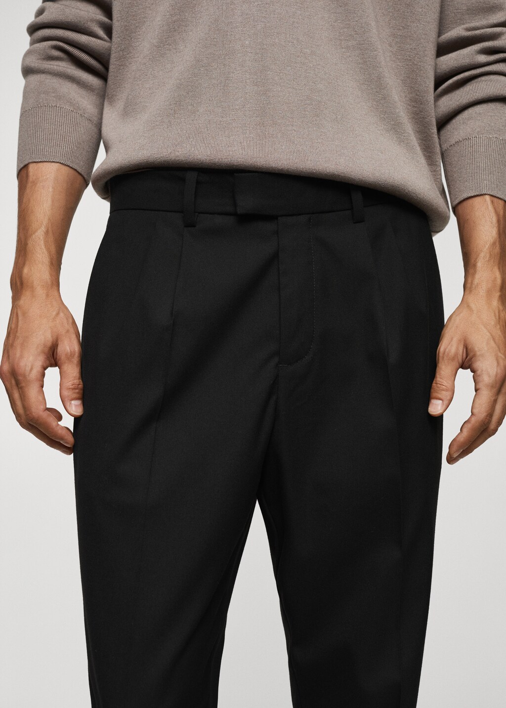 Pleated trousers under cuff - Details of the article 1