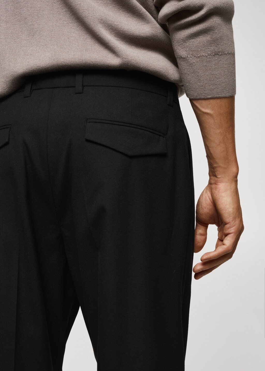 Pleated trousers under cuff - Details of the article 4