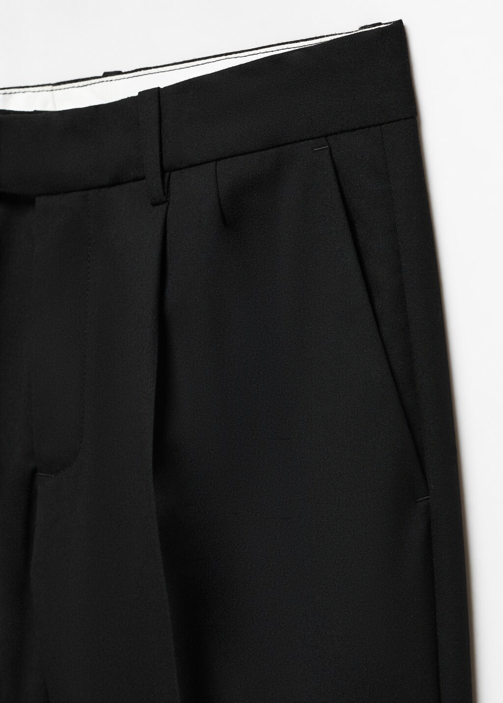 Pleated trousers under cuff - Details of the article 8