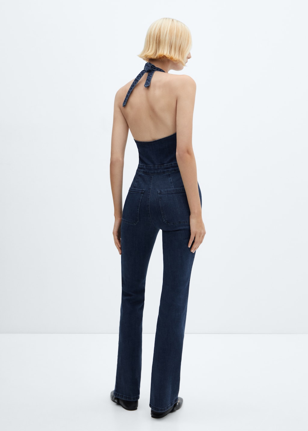 Neckholder-Jumpsuit aus Jeans - Rückseite des Artikels