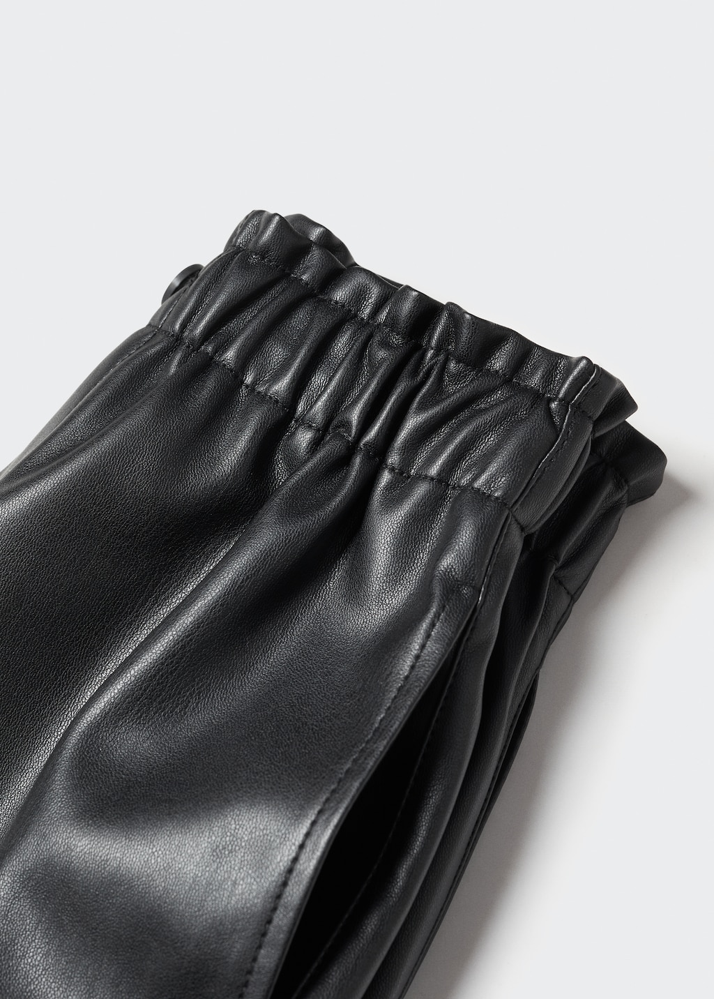 Faux leather shorts - Reverse of the article