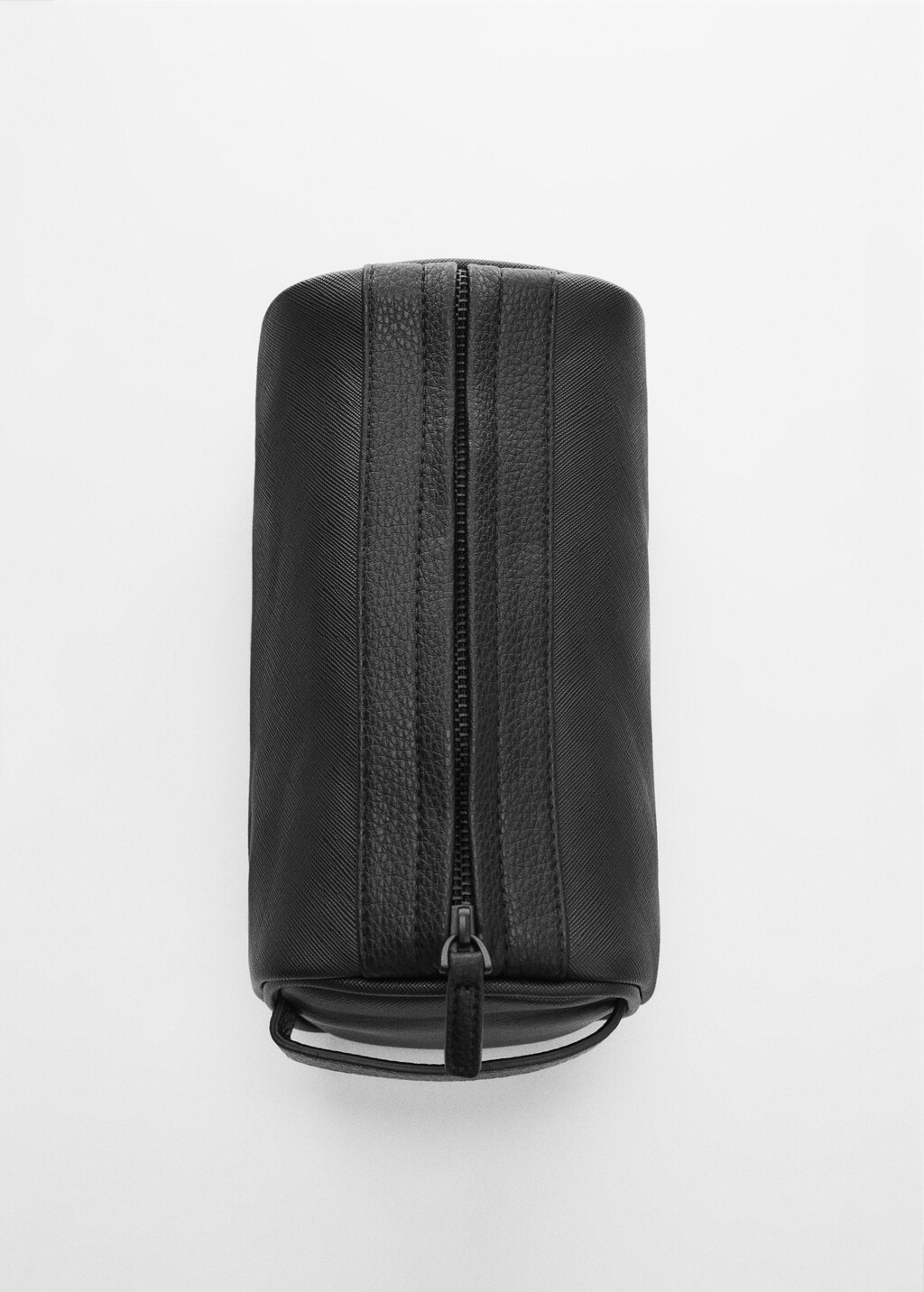 Embossed leather-effect toiletry bag - Details of the article 1