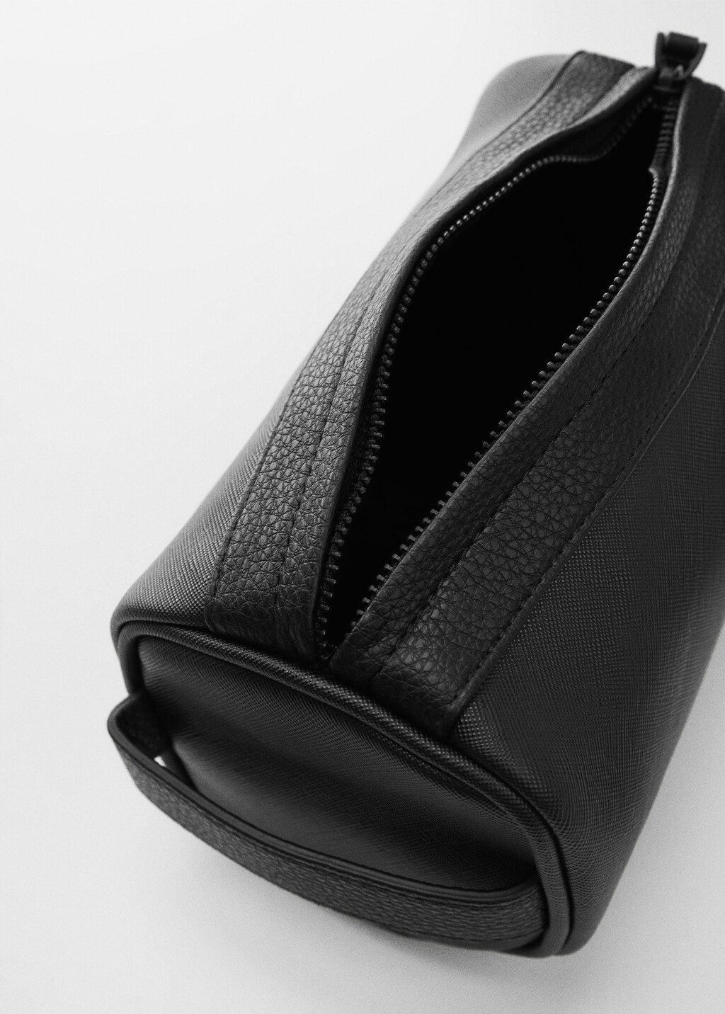 Embossed leather-effect toiletry bag - Details of the article 2