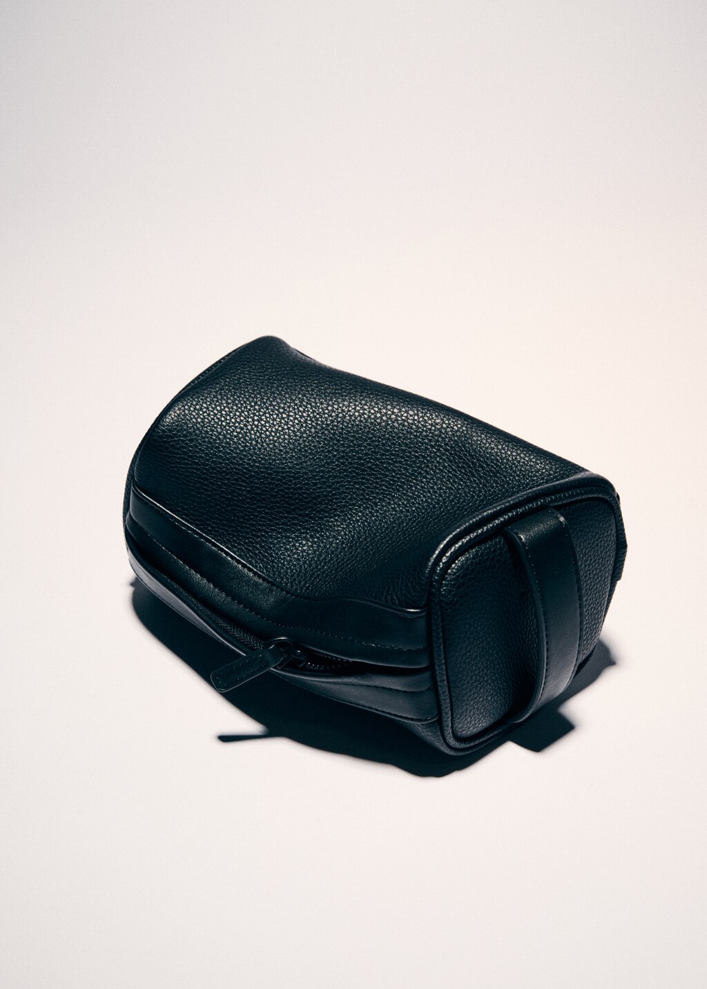 Embossed leather-effect toiletry bag - Details of the article 9