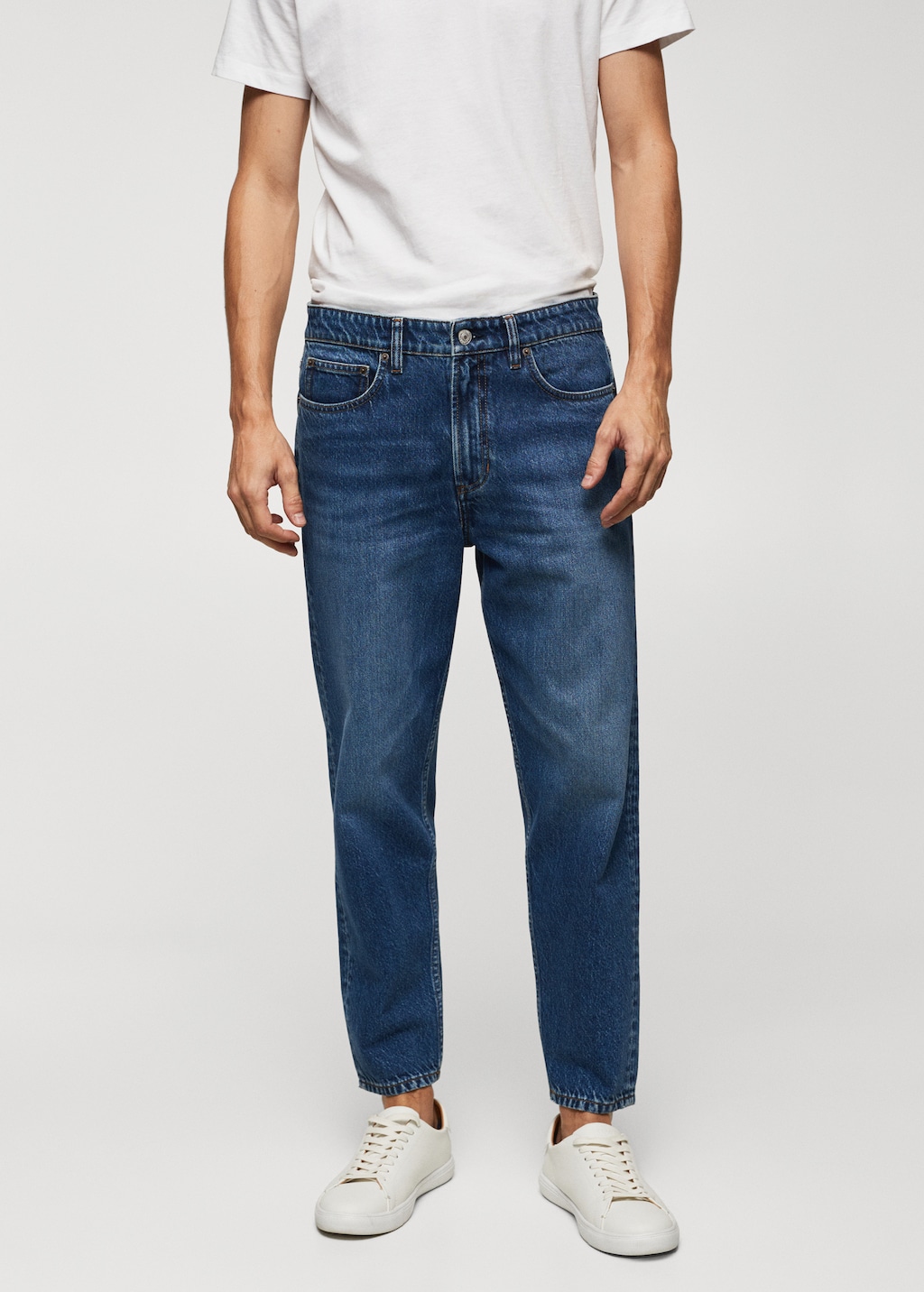 Jeans tapered fit mörk tvätt - Bild av mittparti