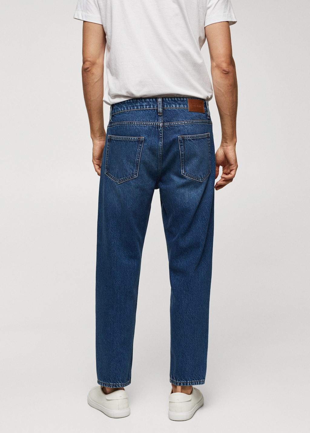 Tapered-Fit-Jeans mit dunkler Waschung - Rückseite des Artikels