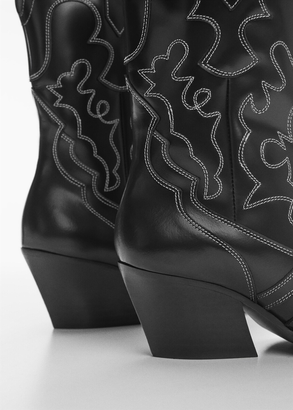 Leather cowboy ankle boots with seams - Details of the article 2