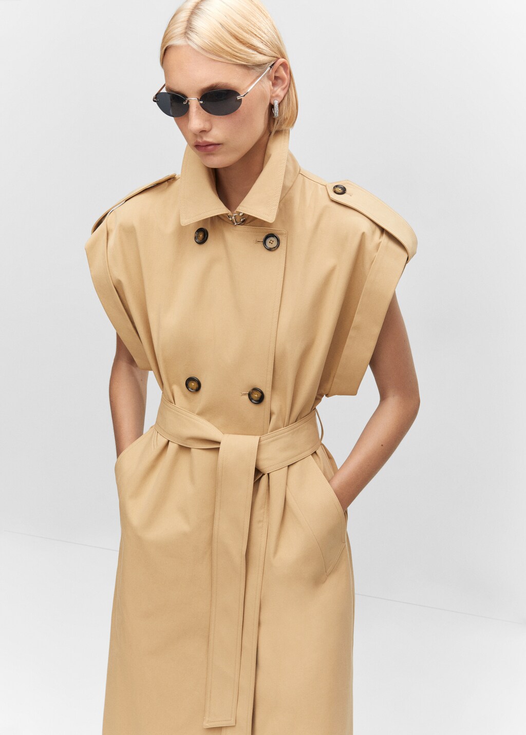 Mouwloze trenchcoat met knopen - Detail van het artikel 1