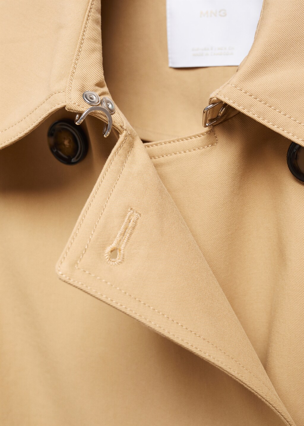 Mouwloze trenchcoat met knopen - Detail van het artikel 8