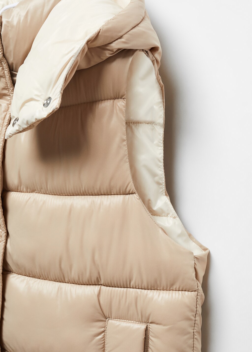 Water-repellent quilted gilet with hood - Details of the article 8