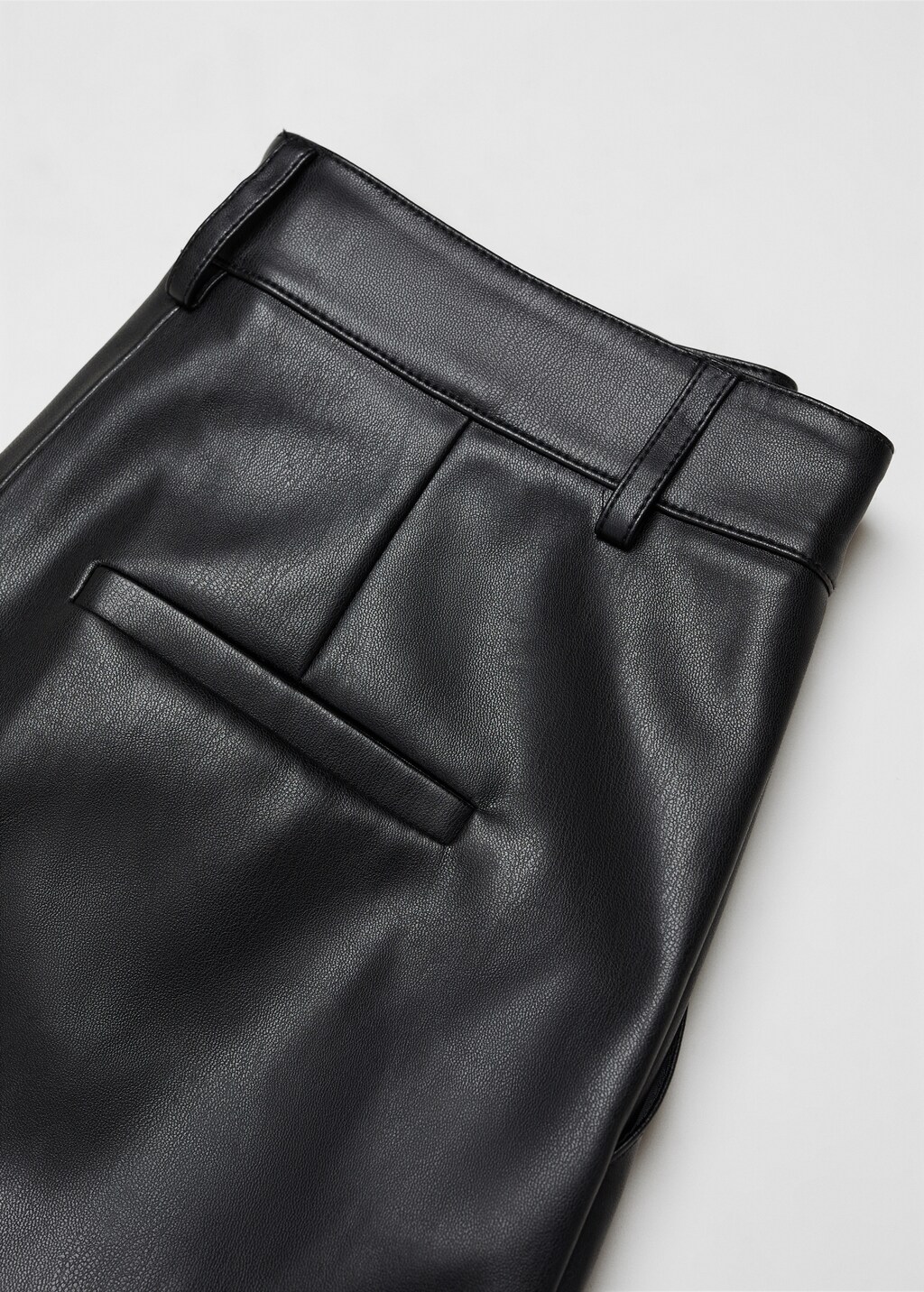 Leather effect Bermuda shorts - Details of the article 8