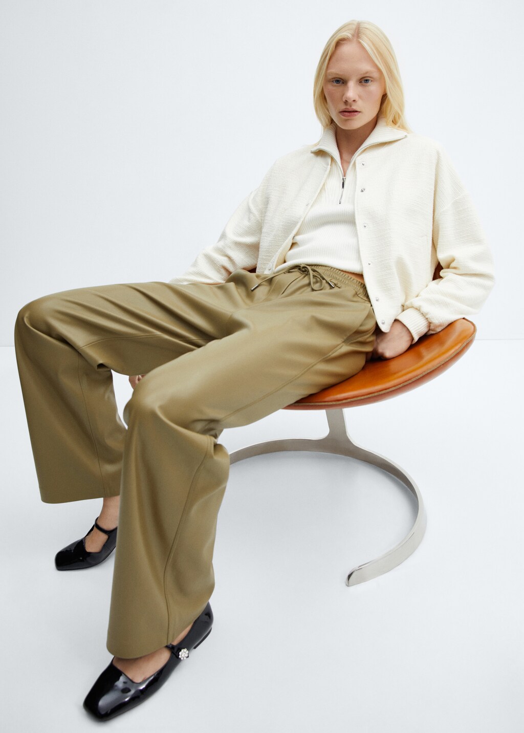 Leather-effect elastic waist trousers - Details of the article 2