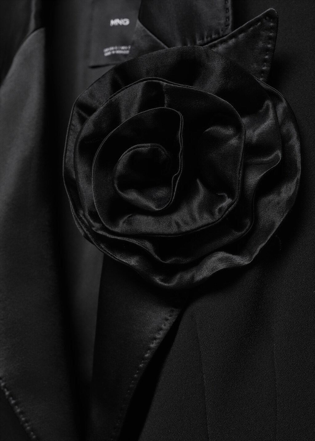 Satin jacket with lapels and maxi-flower  - Details of the article 8