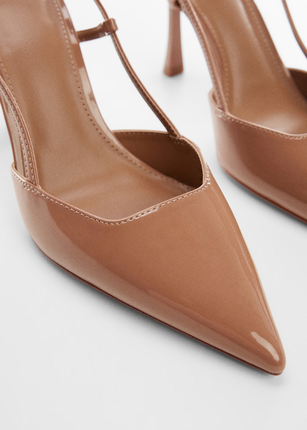 Pointed-toe heeled shoes - Details of the article 2