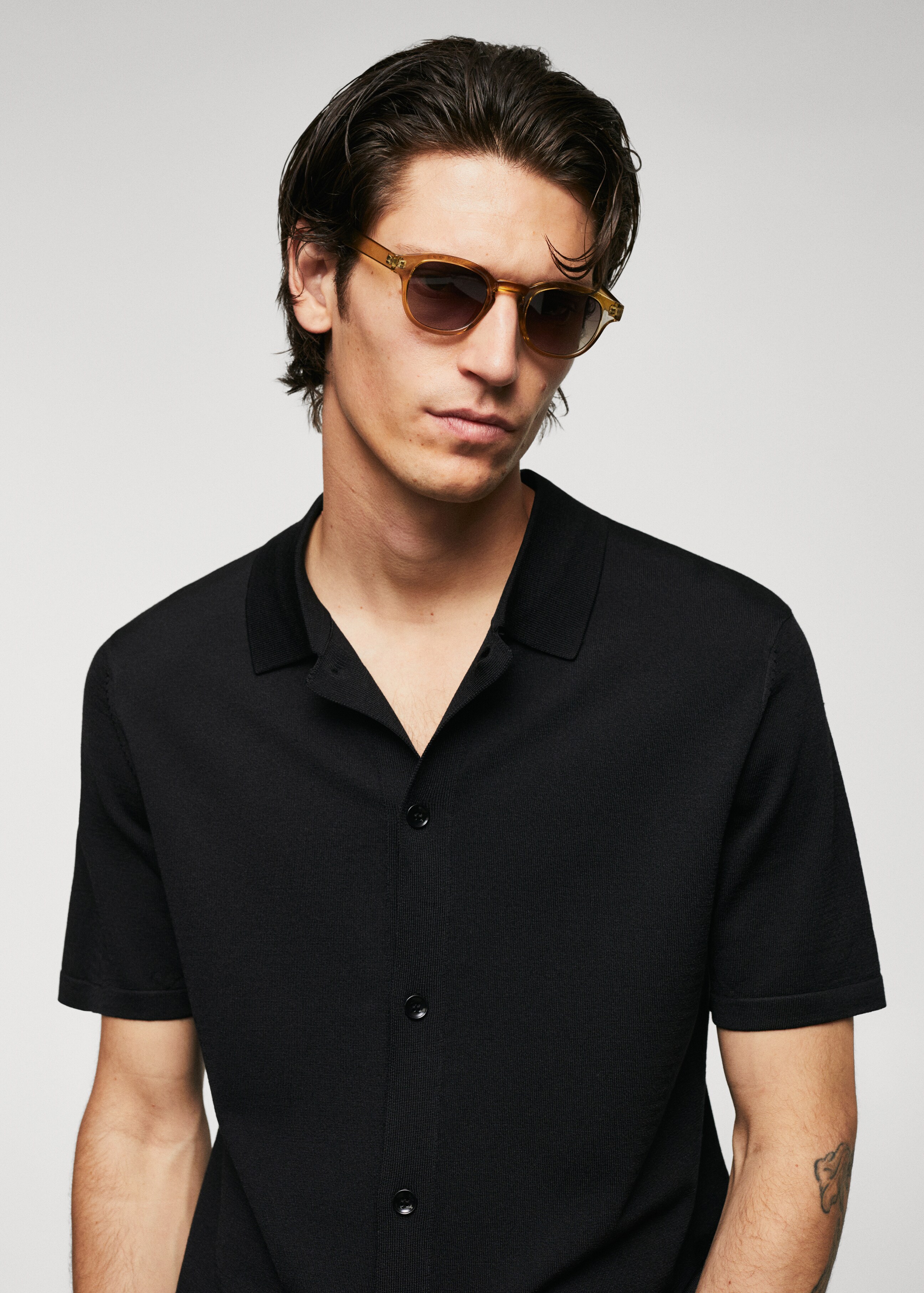 Buttoned micro-structure knitted polo shirt - Details of the article 1