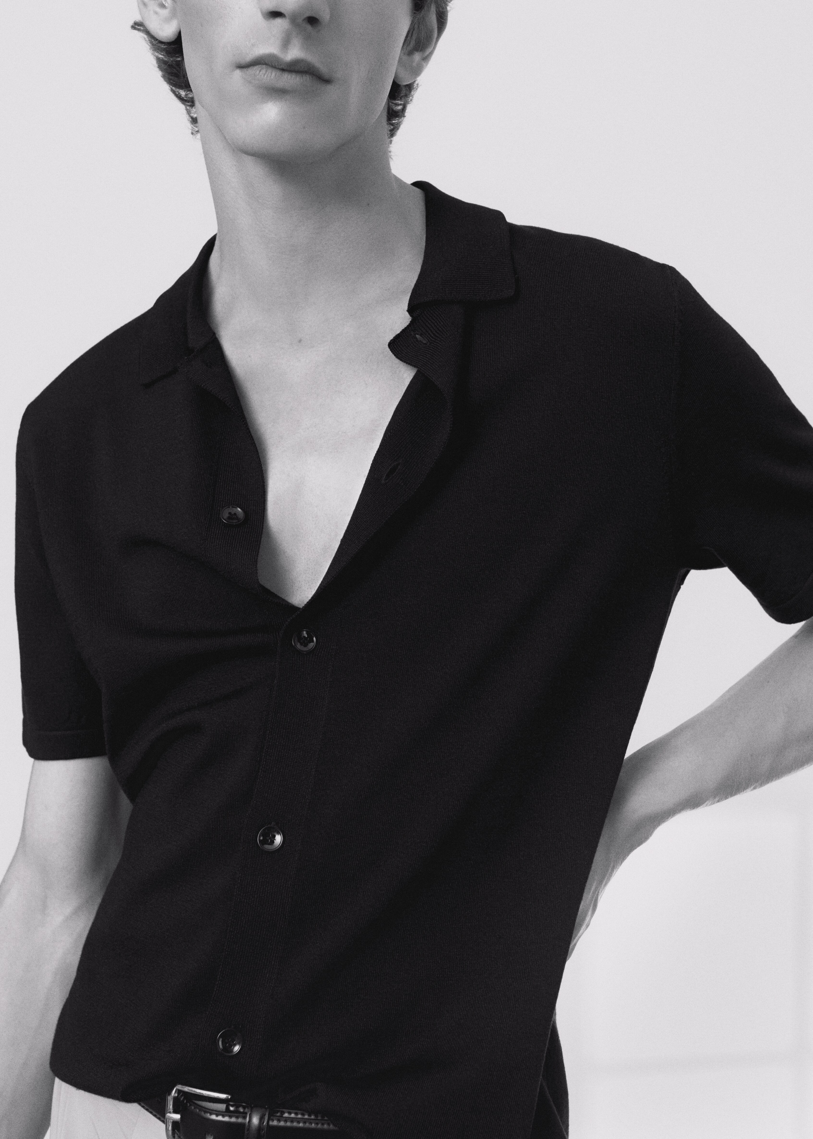 Buttoned micro-structure knitted polo shirt - Details of the article 5