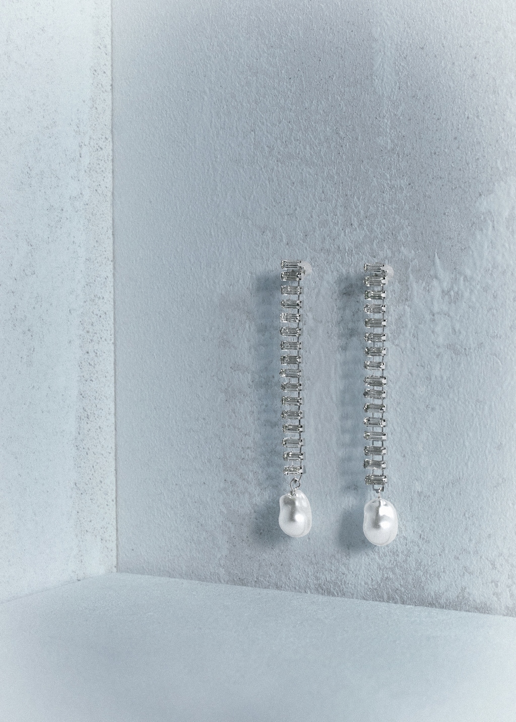 Long pearl earrings - Details of the article 9