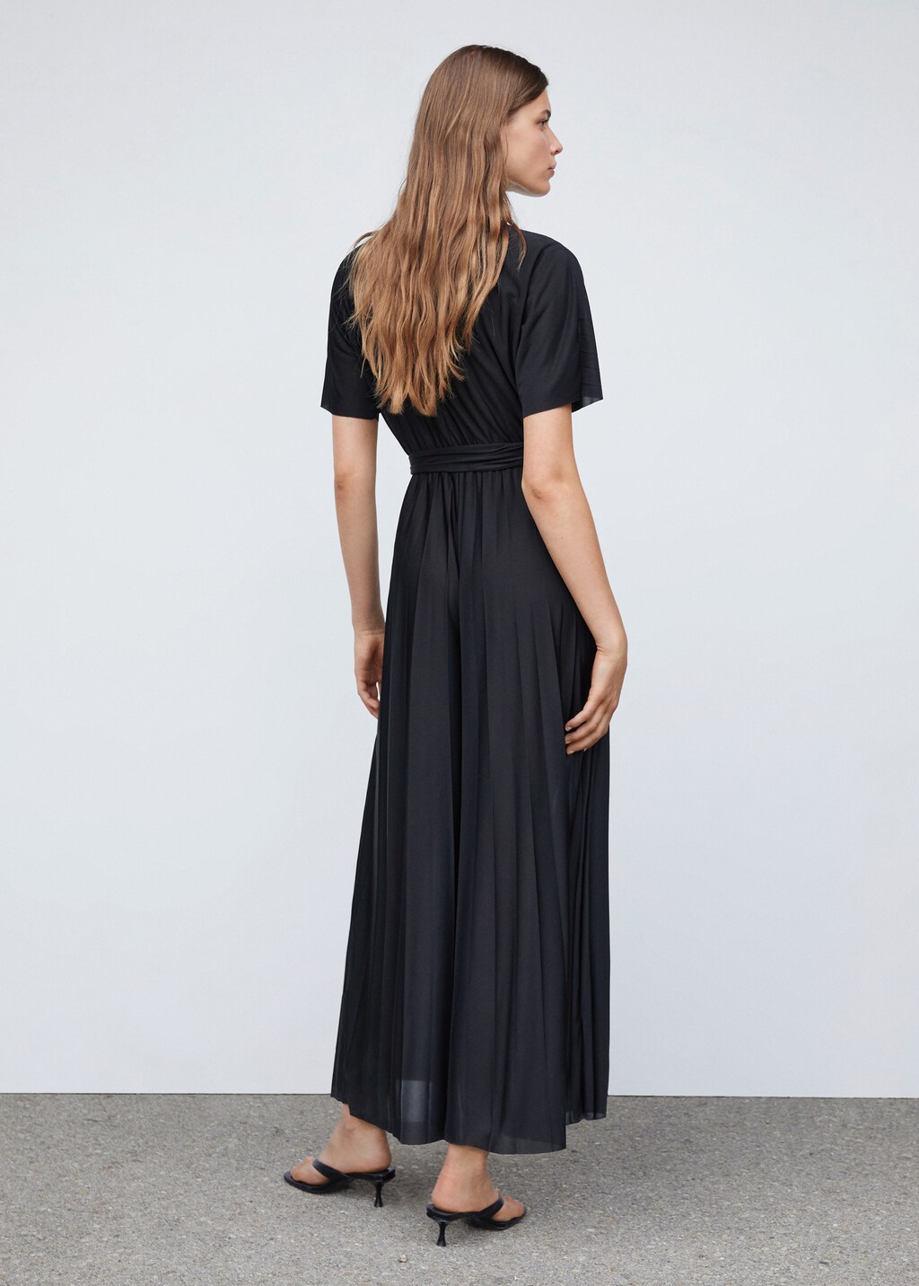 Pleated jumpsuit with bow - Reverse of the article