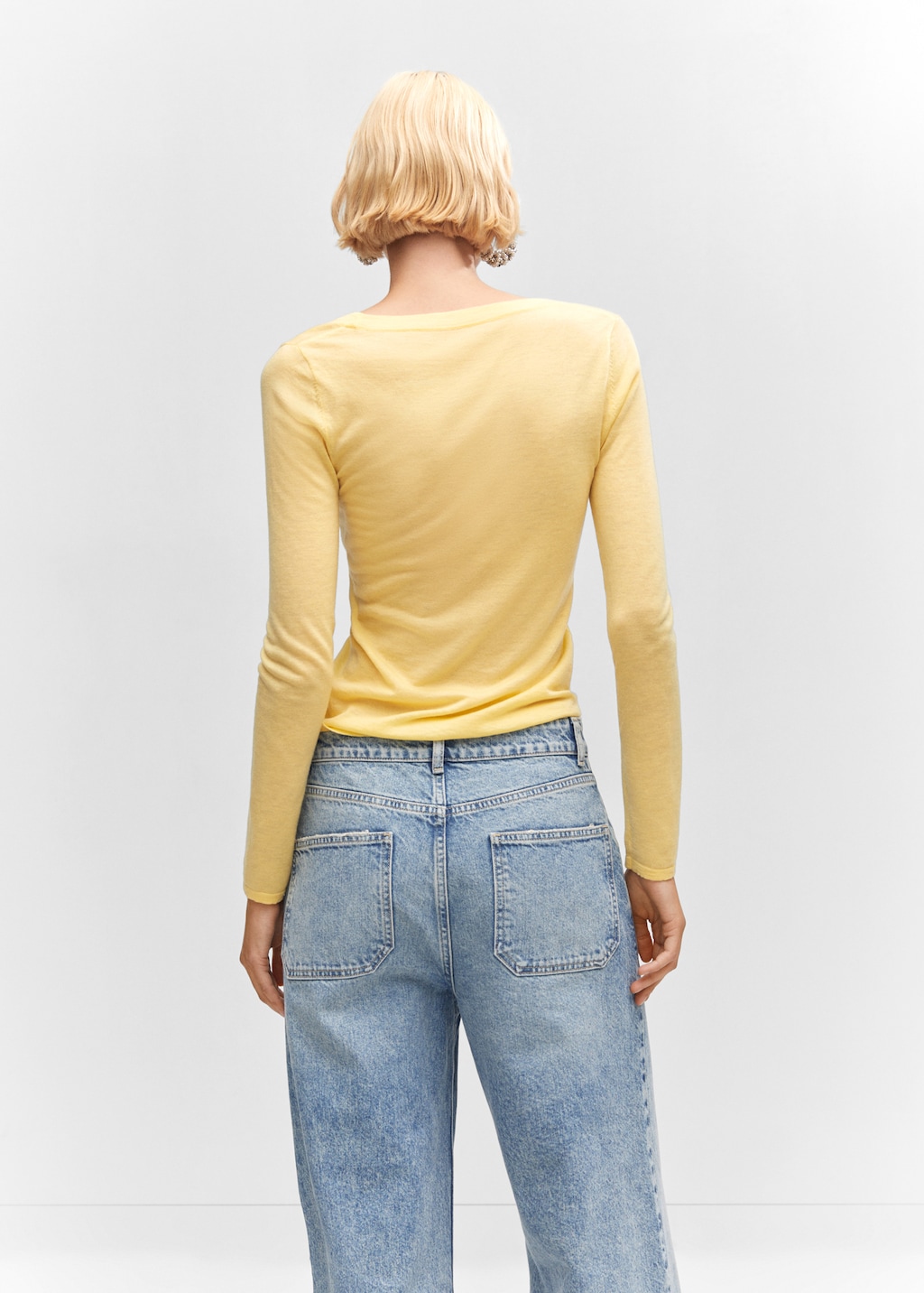 Low-cut wool sweater - Reverse of the article