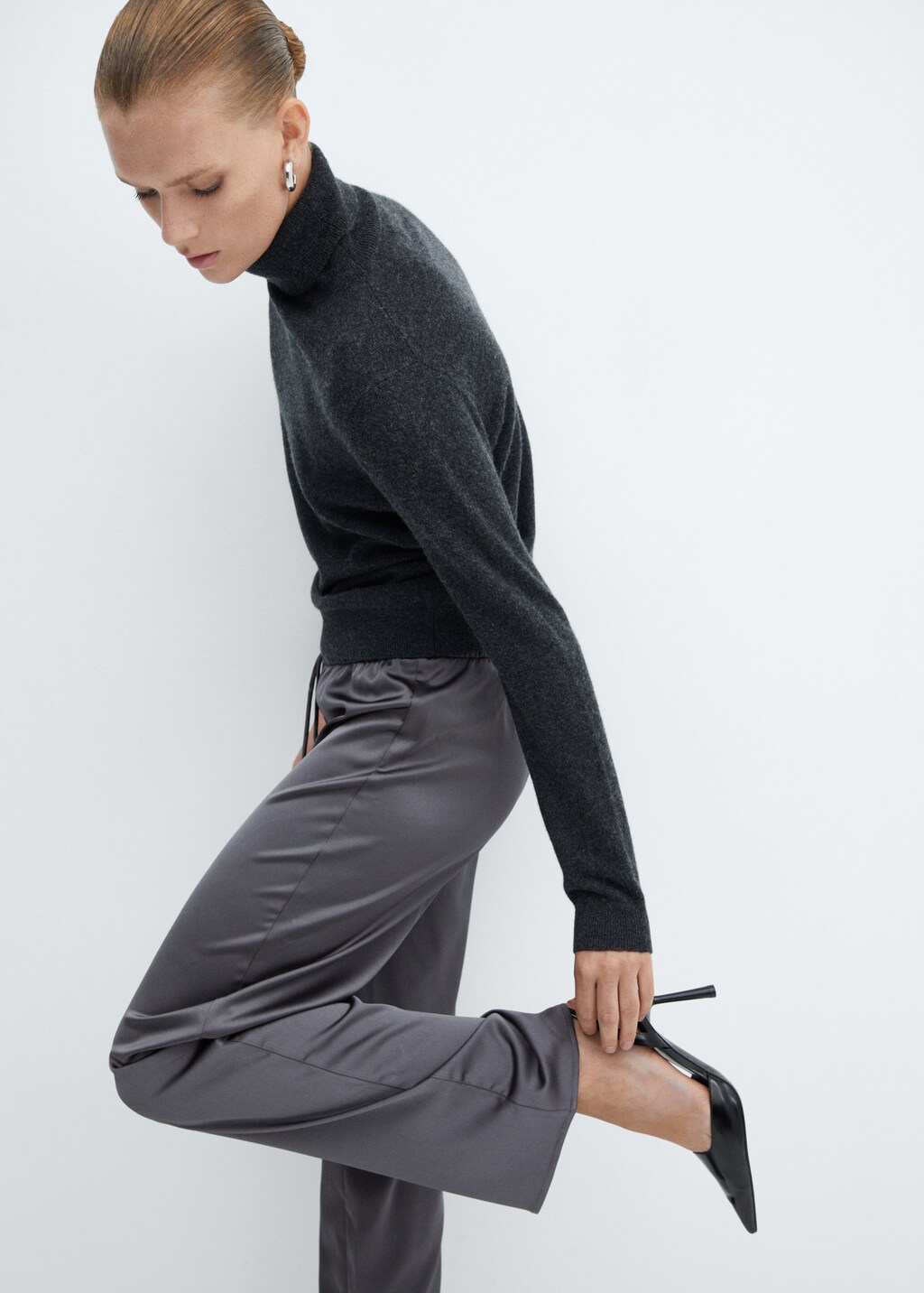 Satin-finish elastic waist trousers - Details of the article 2