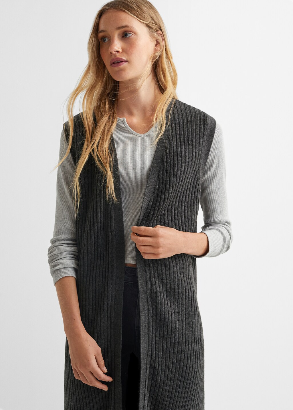 Ärmelloser Cardigan mit Rippmuster - Mittlere Ansicht