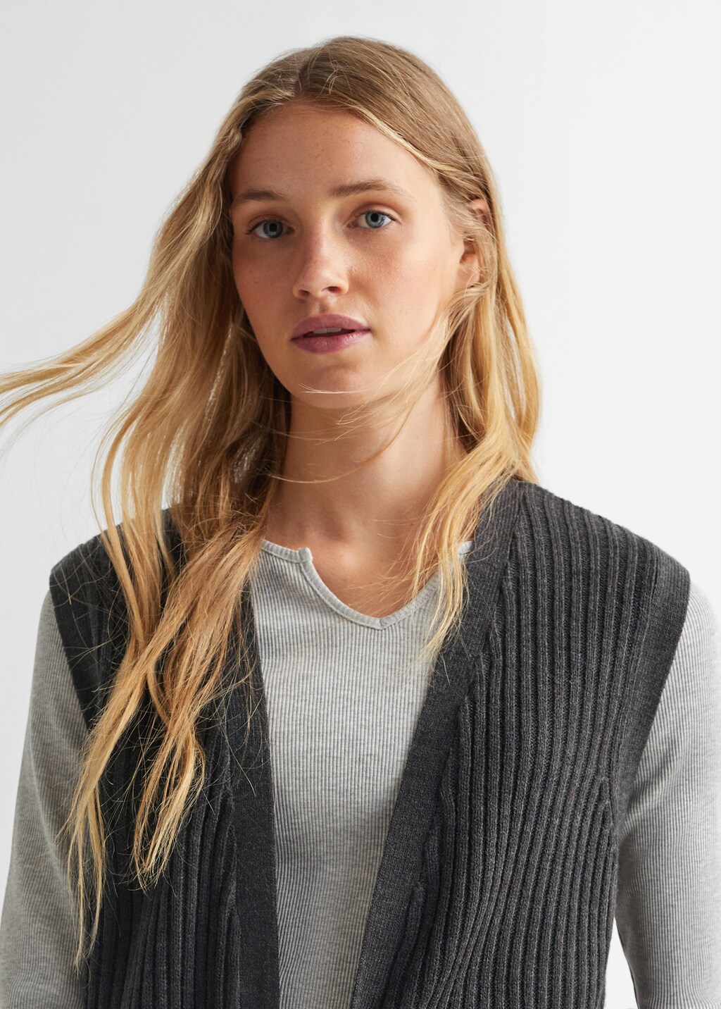 Ribbed sleeveless cardigan - Details of the article 1