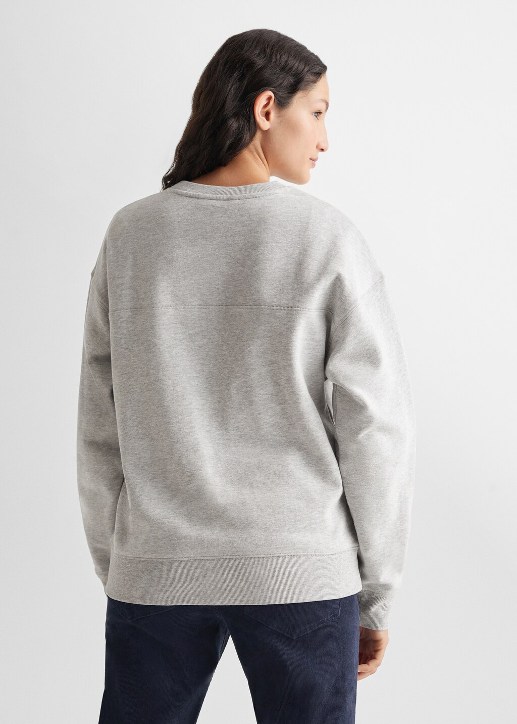 Sweatshirt med broderad text - Artikelns baksida