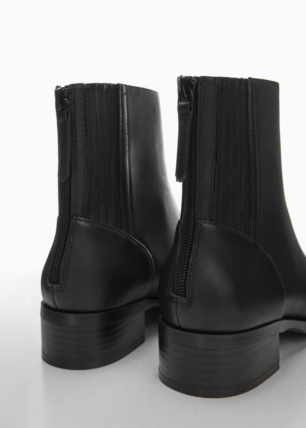 Leather ankle boots with ankle zip closure - Details of the article 1