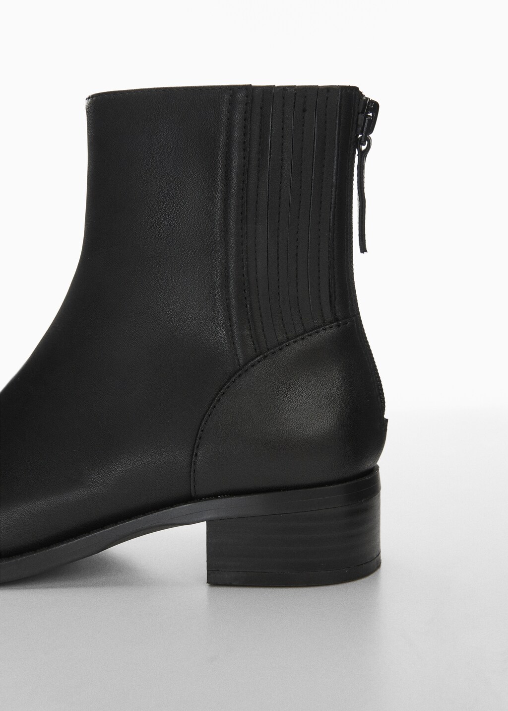 Leather ankle boots with ankle zip closure - Details of the article 2