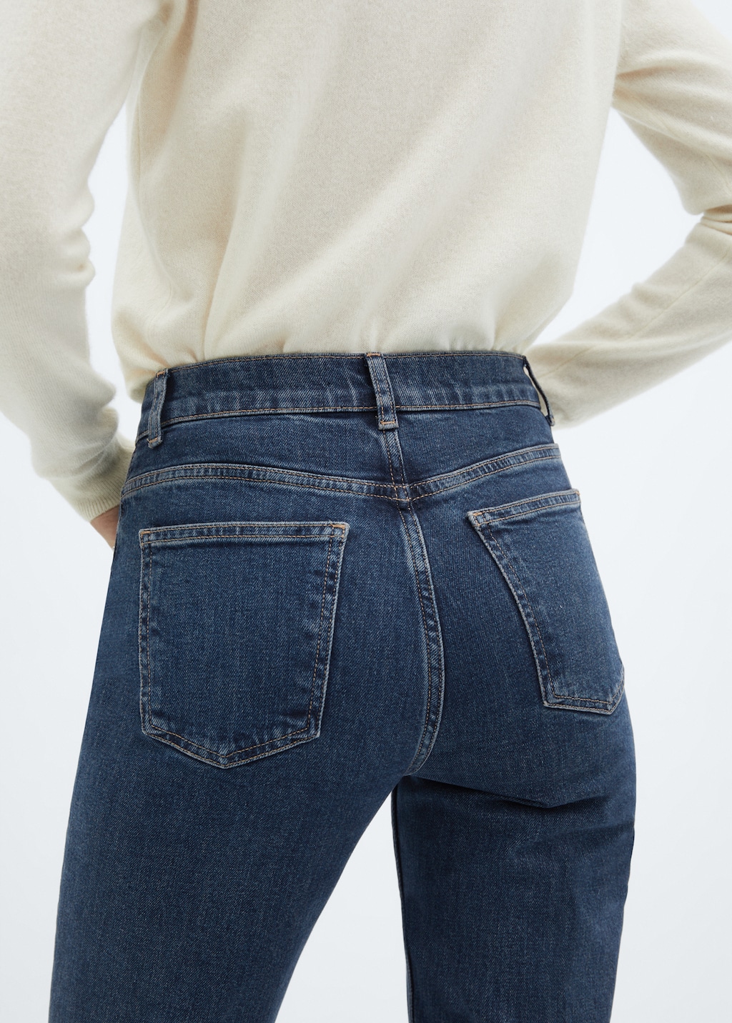 Medium-rise flared jeans  - Details of the article 4