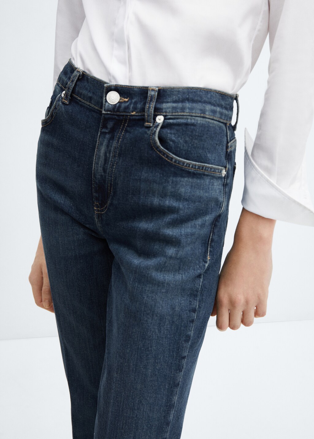 Medium-rise flared jeans  - Details of the article 6