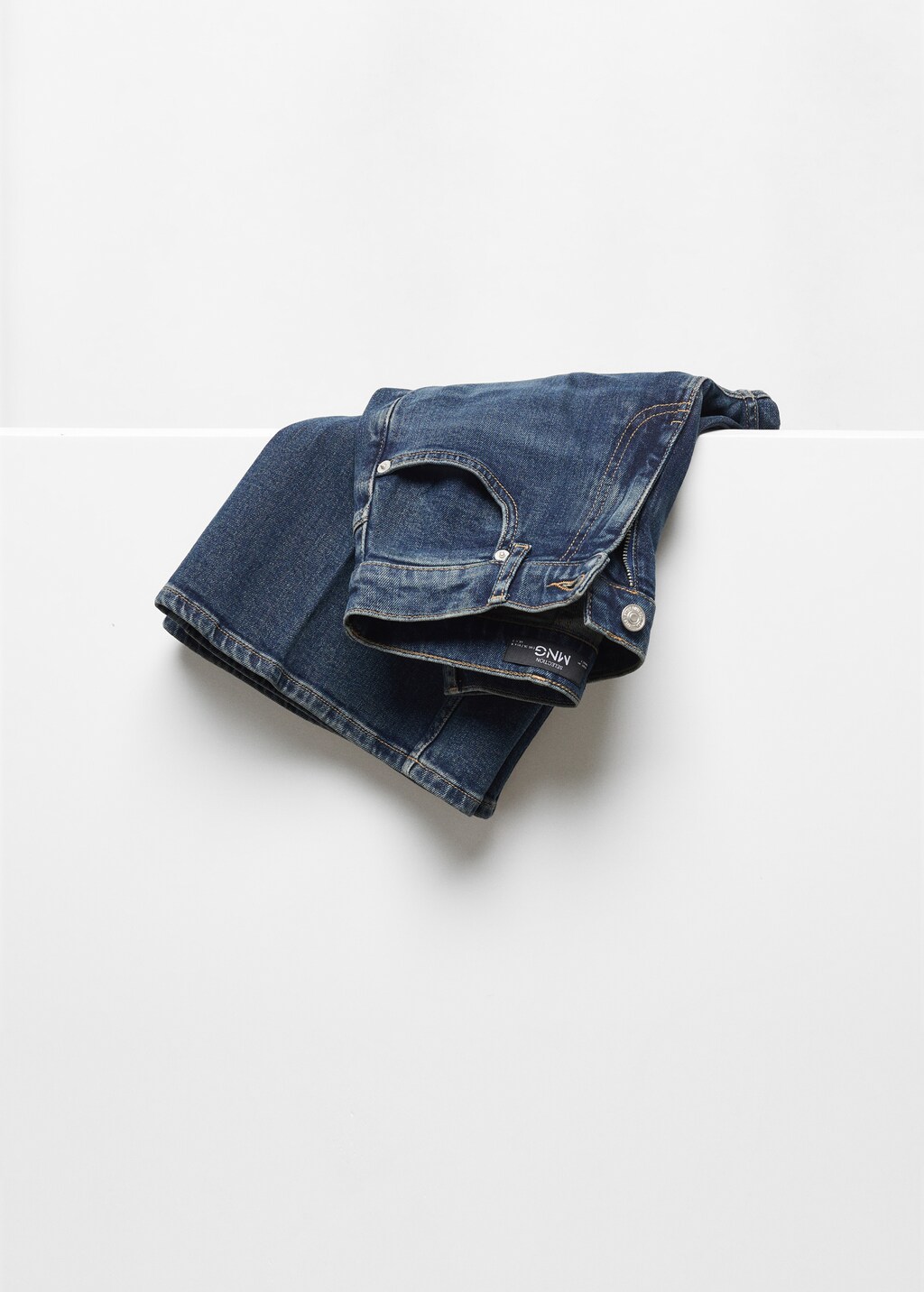 Medium-rise flared jeans  - Details of the article 8