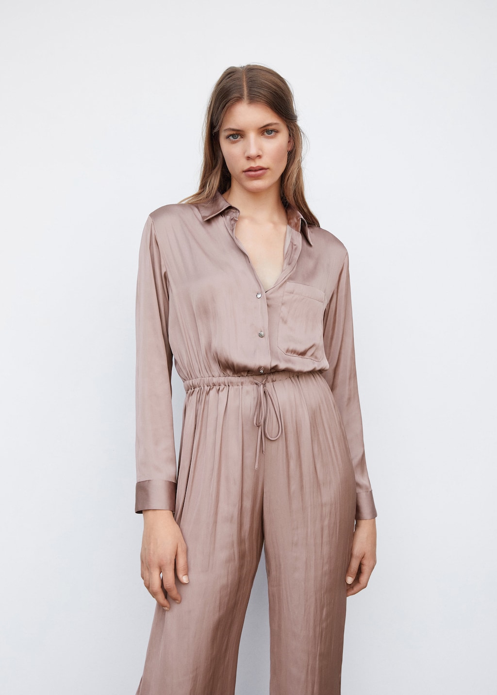 Langer satinierter Jumpsuit im Hemdblusenstil - Mittlere Ansicht