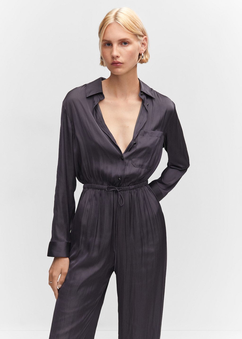 Langer satinierter Jumpsuit im Hemdblusenstil - Mittlere Ansicht