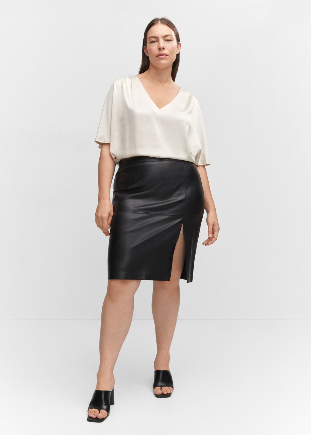 Short-sleeved satin blouse - Details of the article 3