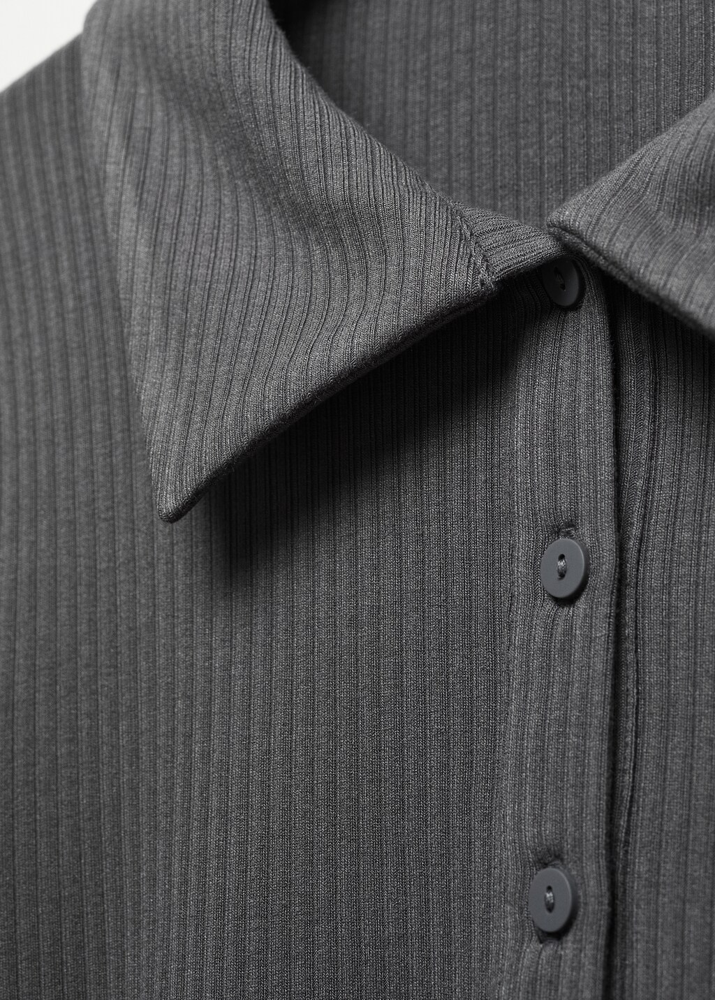 Short-sleeved polo shirt with buttons - Details of the article 8