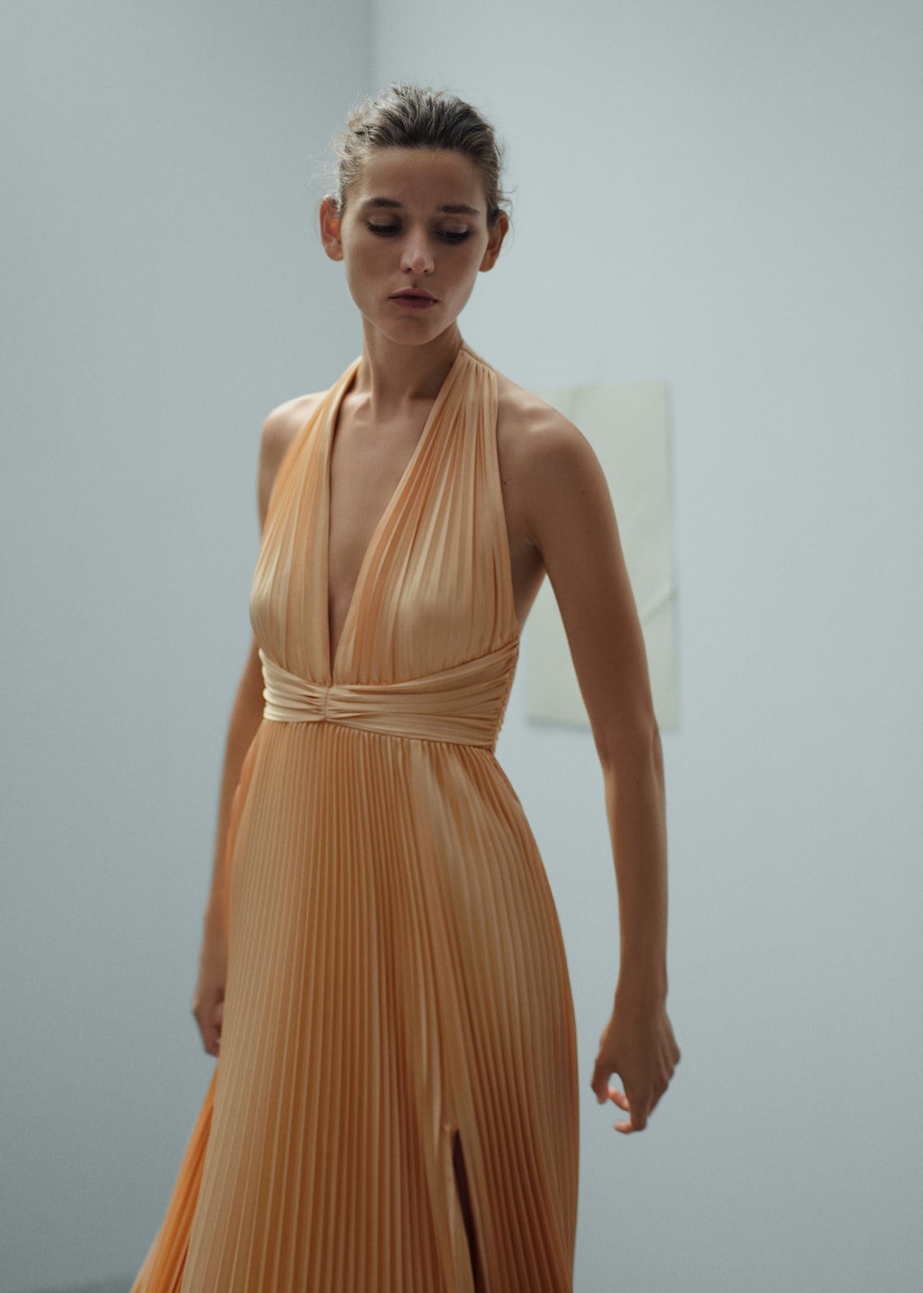 Pleated dress with knot detail - Medium plane