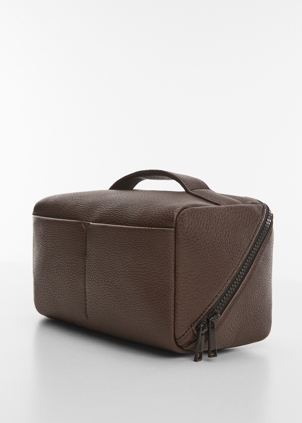 Pebbled leather-effect toiletry bag - Medium plane