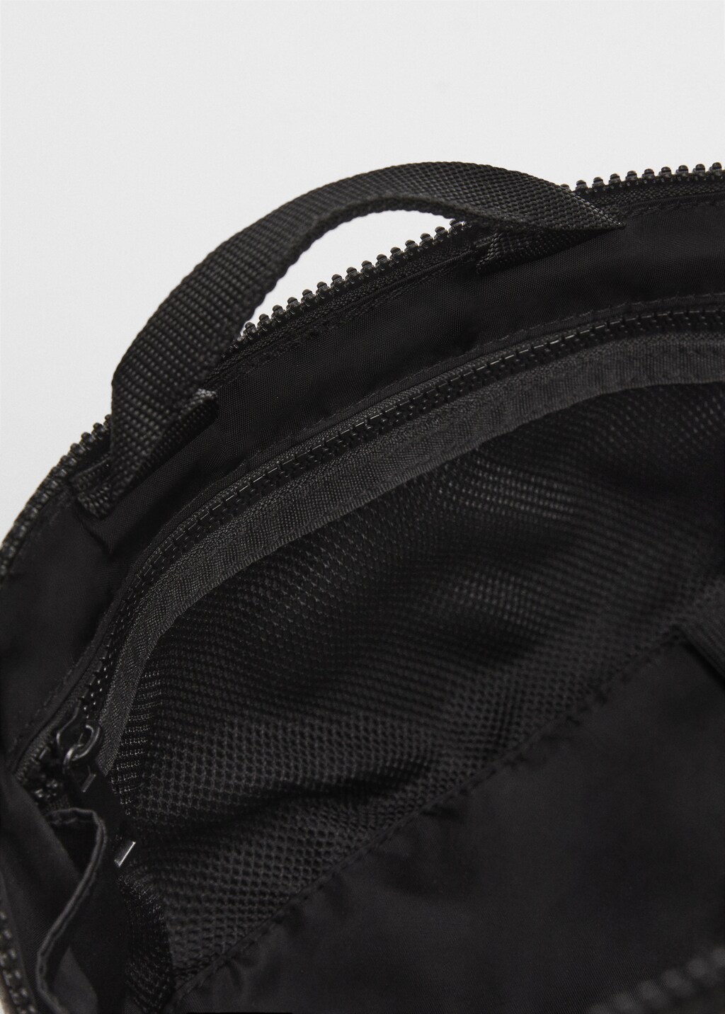 Pebbled leather-effect toiletry bag - Details of the article 1