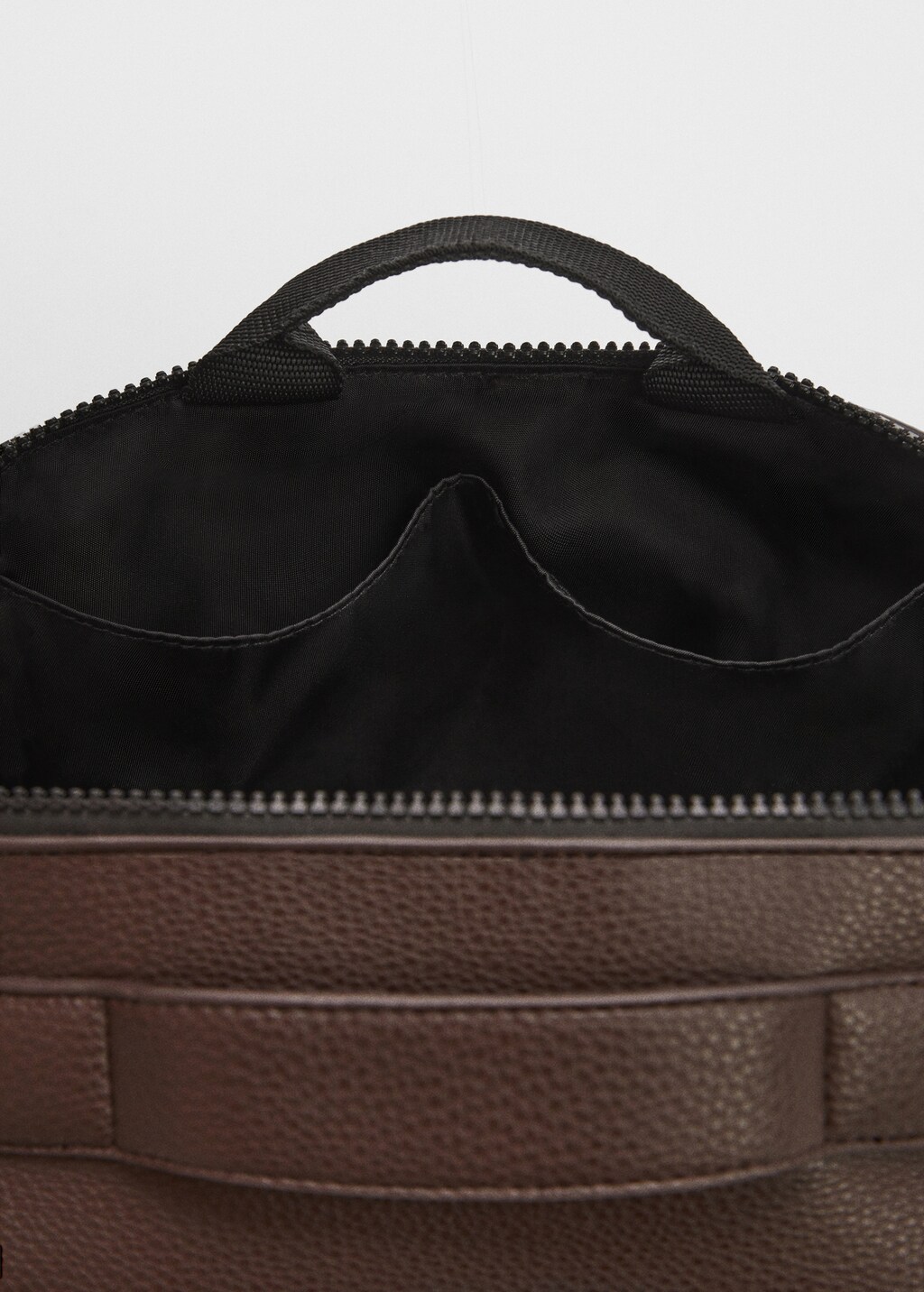 Pebbled leather-effect toiletry bag - Details of the article 2