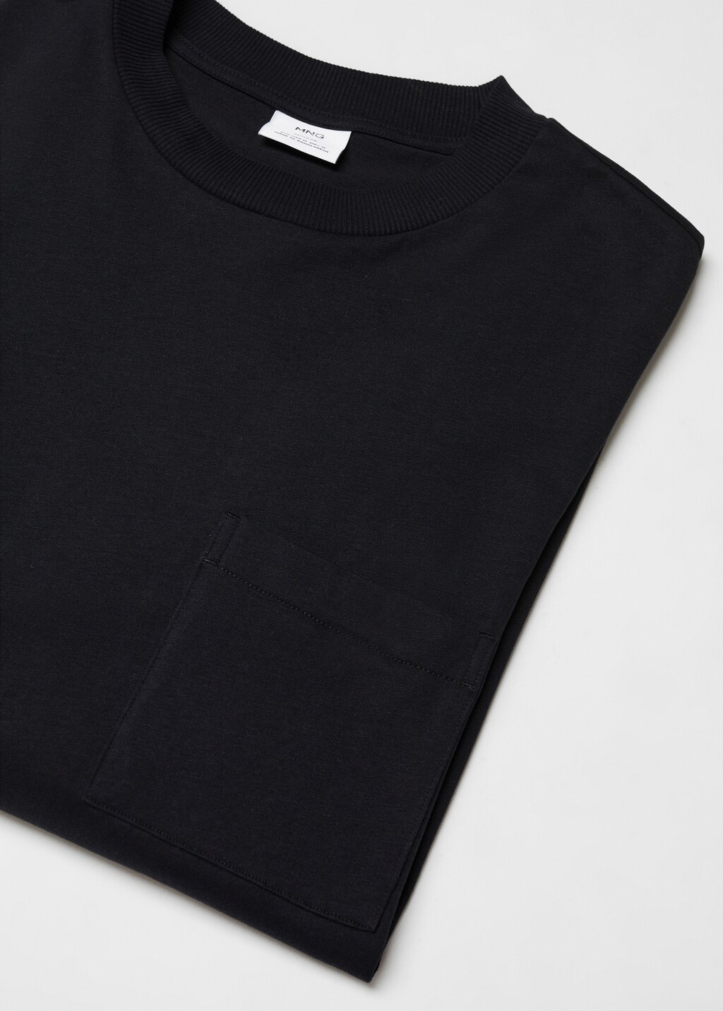 Long-sleeved t-shirt with pockets - Details of the article 8