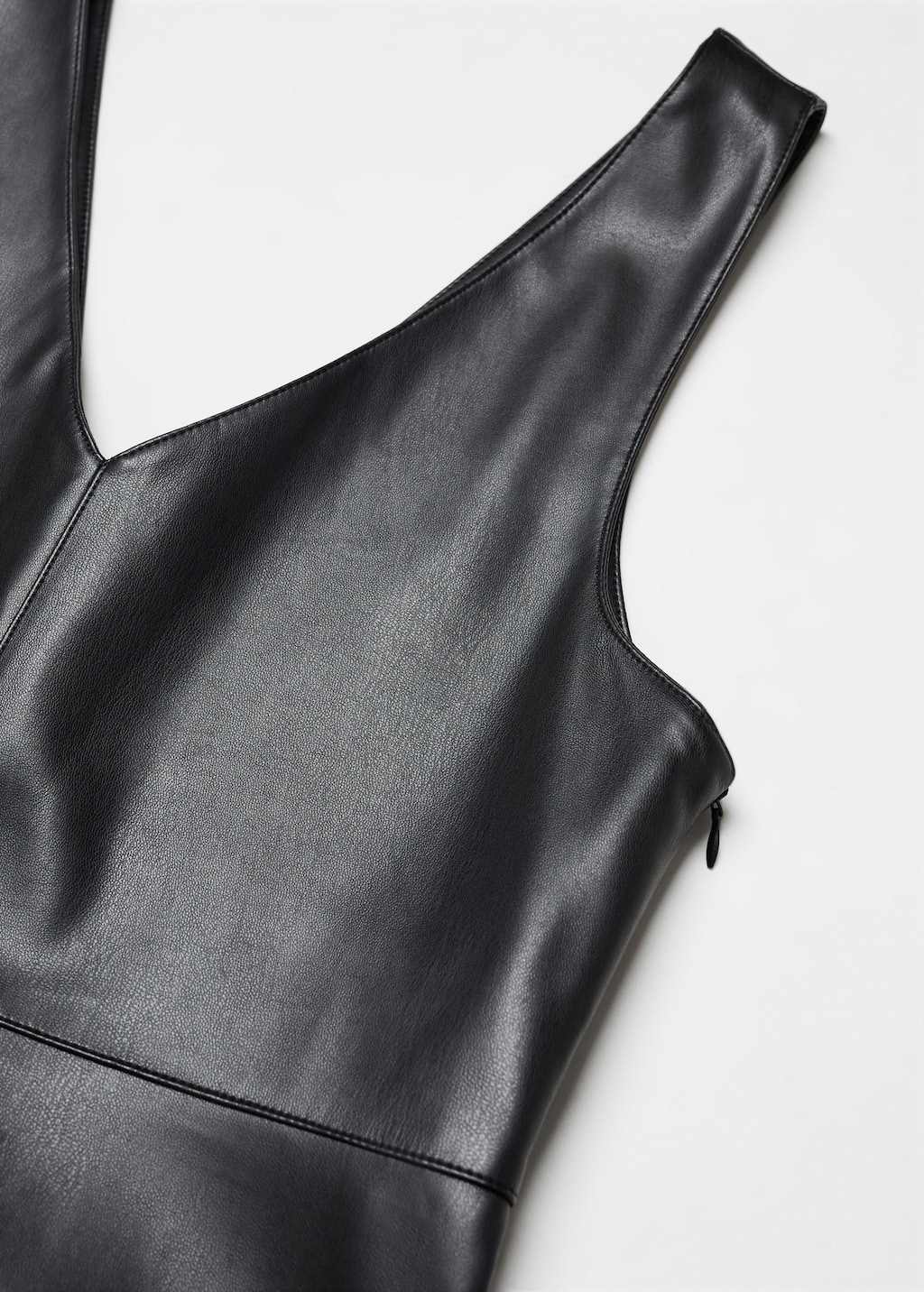 Leather-effect pinafore dress - Details of the article 8