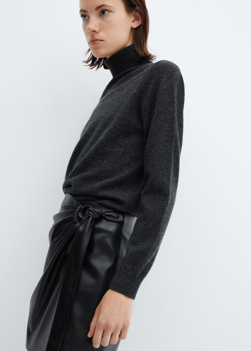 Short leather-effect skirt with buckle - Details of the article 2