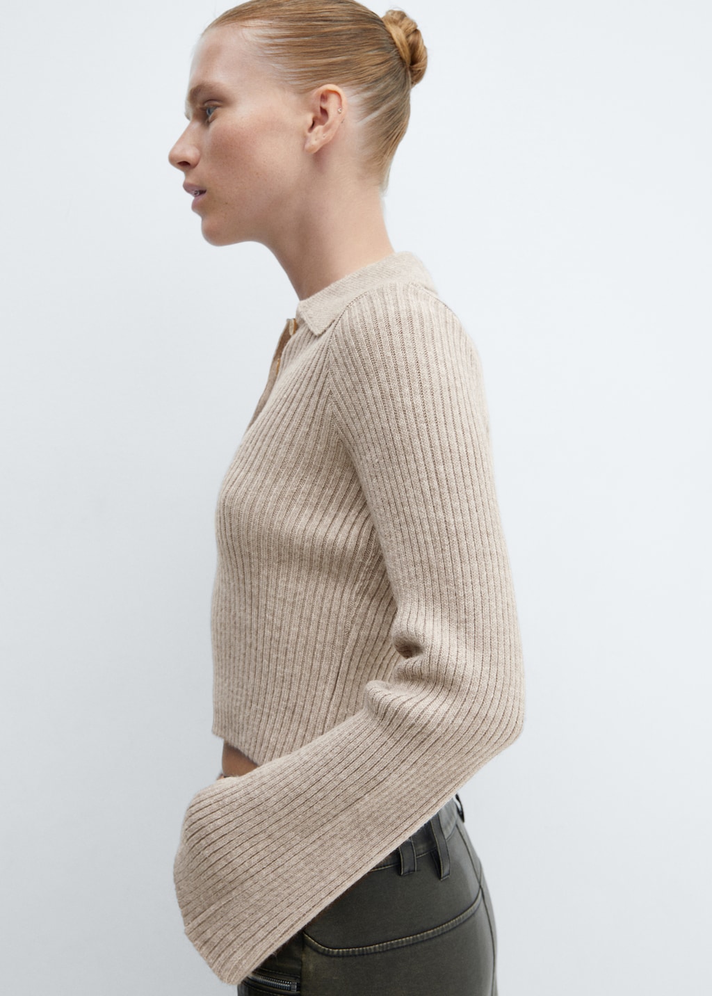 Polo-neck sweater with flared sleeves - Details of the article 4