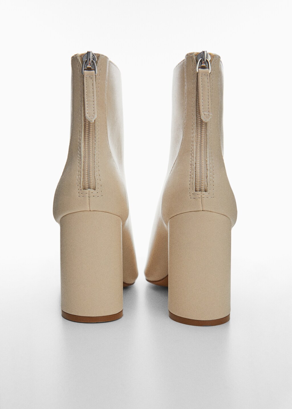 Pointed-toe ankle boot swith zip closure - Details of the article 2