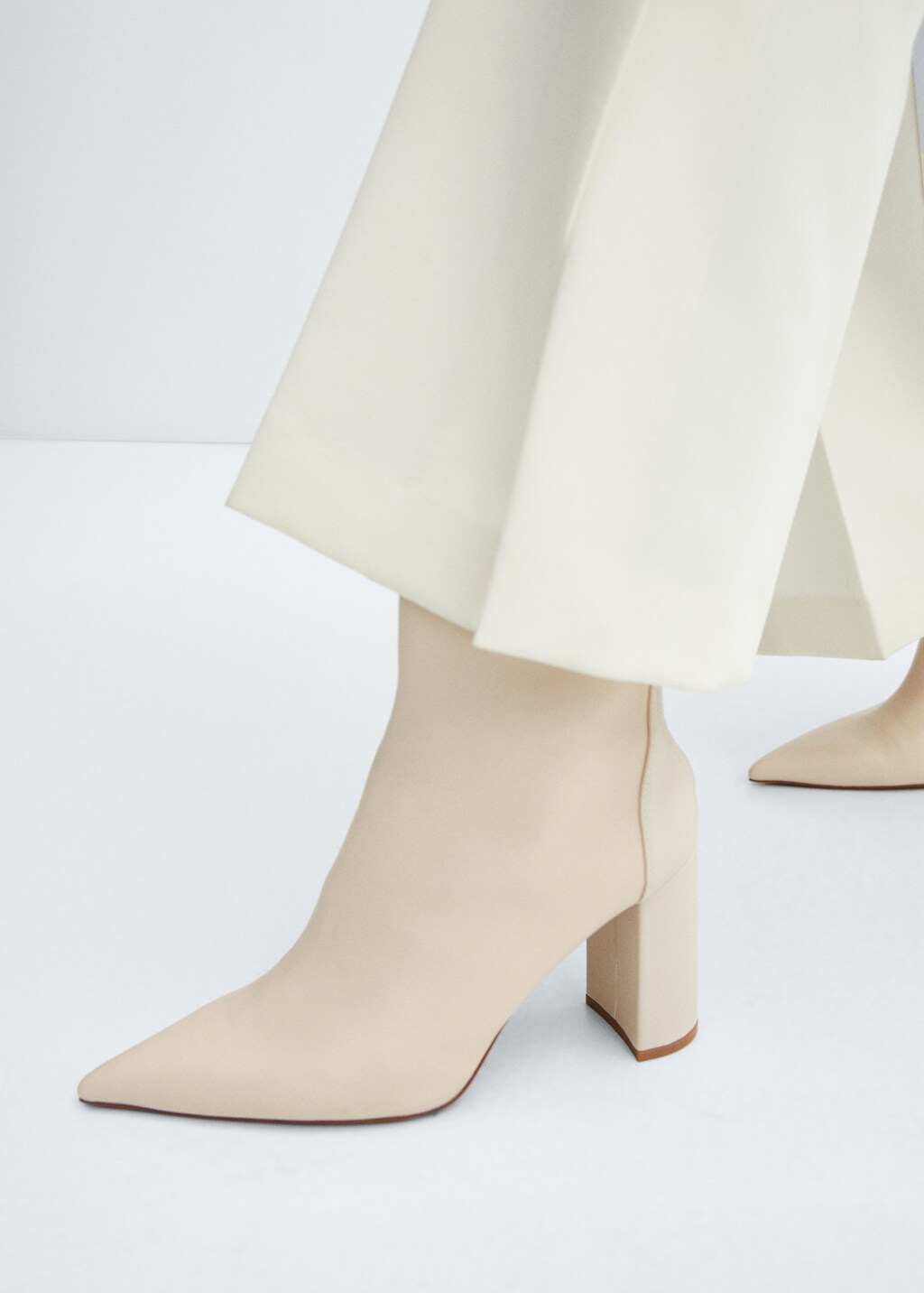 Pointed-toe ankle boot swith zip closure - Details of the article 9